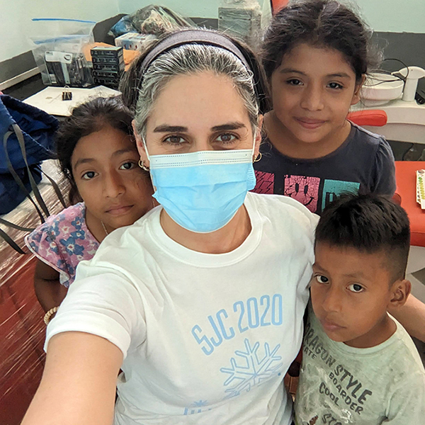 Camilla Bridge takes a selfie with Guatemalan children while on a service trip in Guatemala.